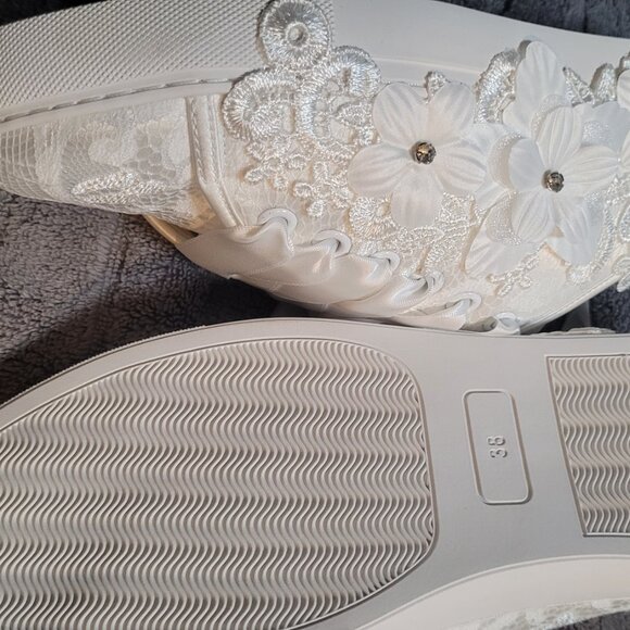 NWT White Lace Bridal Sneakers with Satin Ribbon Lace - Size 7.5 - Picture 4 of 7